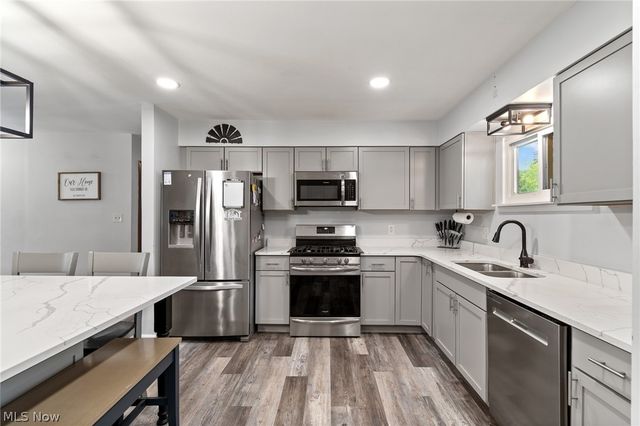 5511 Donner Drive, New Franklin, OH 44216