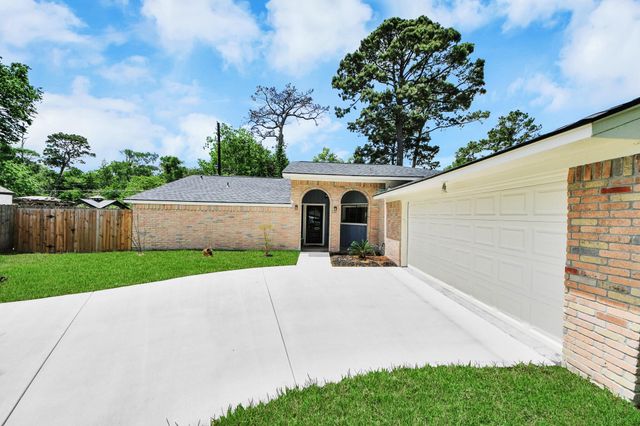 7427 Willow Oak Drive, Baytown, TX 77521