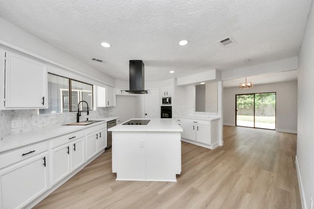 7427 Willow Oak Drive, Baytown, TX 77521