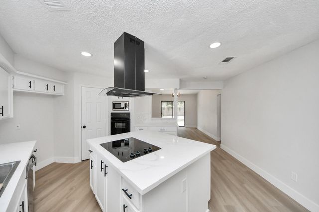 7427 Willow Oak Drive, Baytown, TX 77521