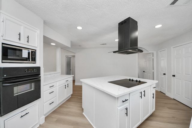 7427 Willow Oak Drive, Baytown, TX 77521