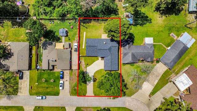 7427 Willow Oak Drive, Baytown, TX 77521