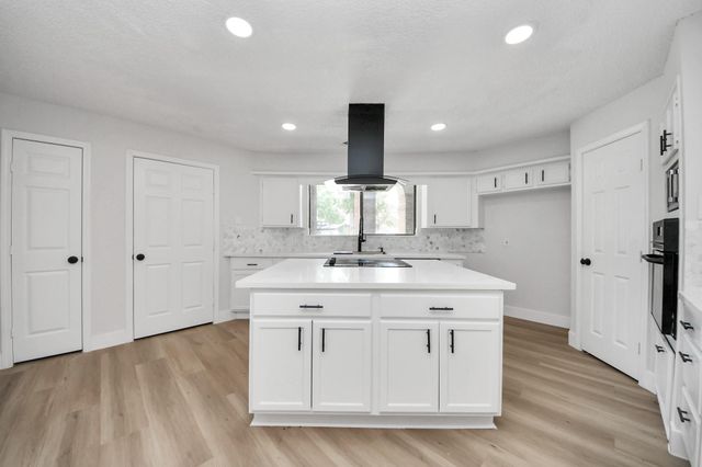 7427 Willow Oak Drive, Baytown, TX 77521