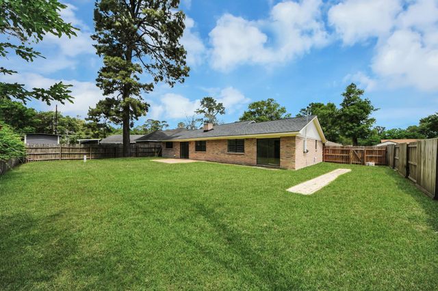 7427 Willow Oak Drive, Baytown, TX 77521