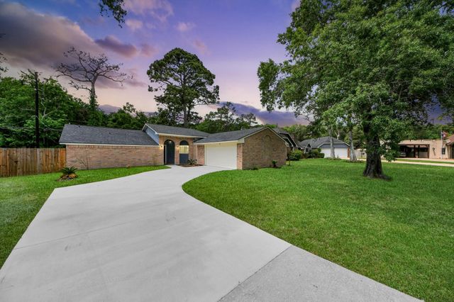 7427 Willow Oak Drive, Baytown, TX 77521