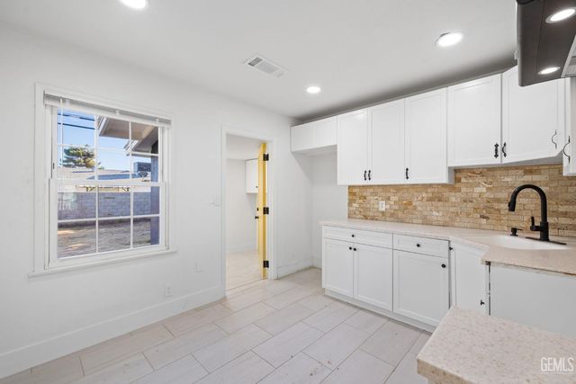 1209 Woodrow Avenue, Bakersfield, CA 93308