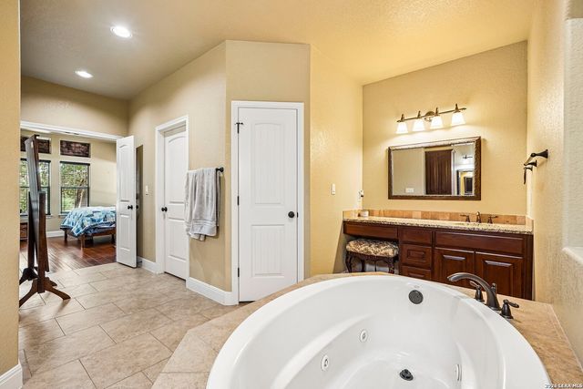 129 HIDDEN FOREST DR, La Vernia, TX 78121
