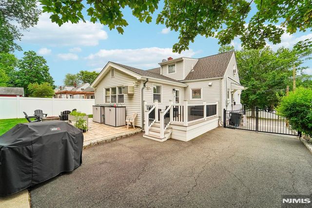 13 Crane Terrace, Verona, NJ 07044