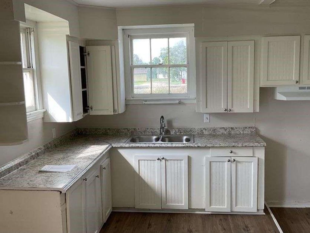 621 W 7th Street, Freeport, TX 77541