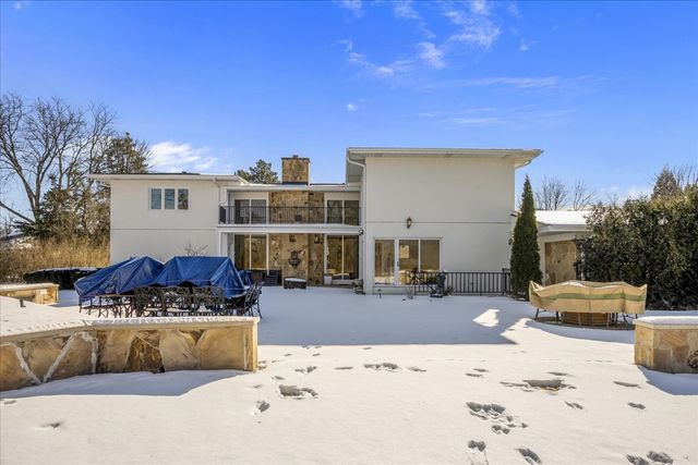 2045 Kipling Court, Highland Park, IL 60035