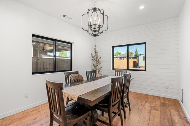 997 Arrowhead Trail, Eagle Point, OR 97524