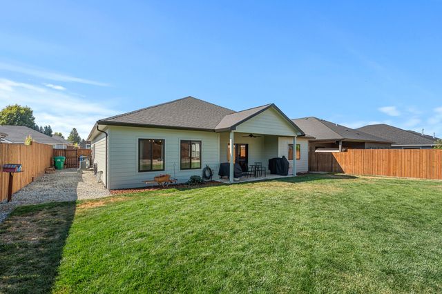 997 Arrowhead Trail, Eagle Point, OR 97524