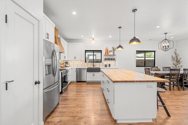 997 Arrowhead Trail, Eagle Point, OR 97524