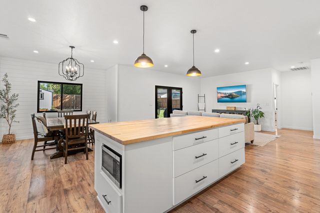 997 Arrowhead Trail, Eagle Point, OR 97524