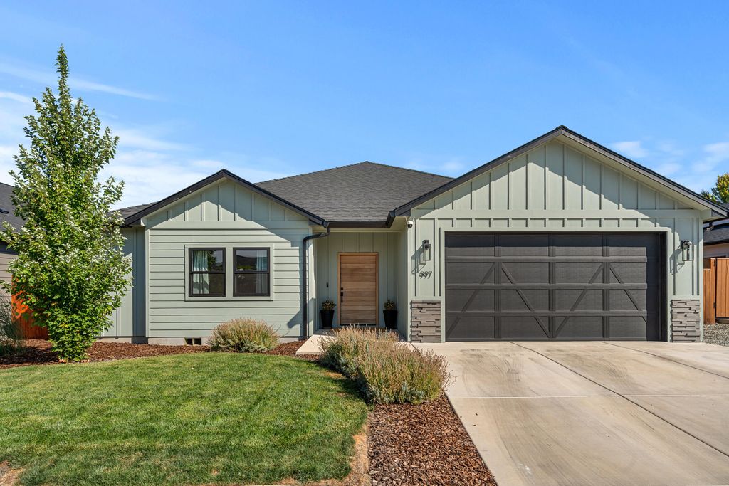 997 Arrowhead Trail, Eagle Point, OR 97524