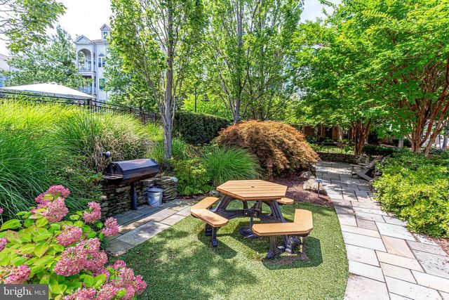 2422 N HAMPTON DR, Alexandria, VA 22311