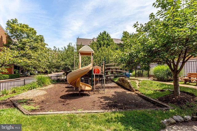 2422 N HAMPTON DR, Alexandria, VA 22311