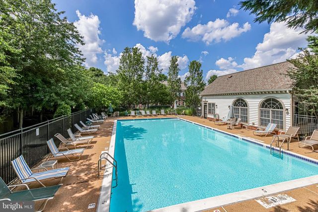 2422 N HAMPTON DR, Alexandria, VA 22311