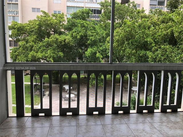 320 NE 12th Avenue 303, Hallandale Beach, FL 33009