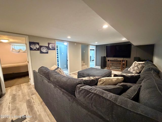 10026 Prairie Dr, Louisville, KY 40272