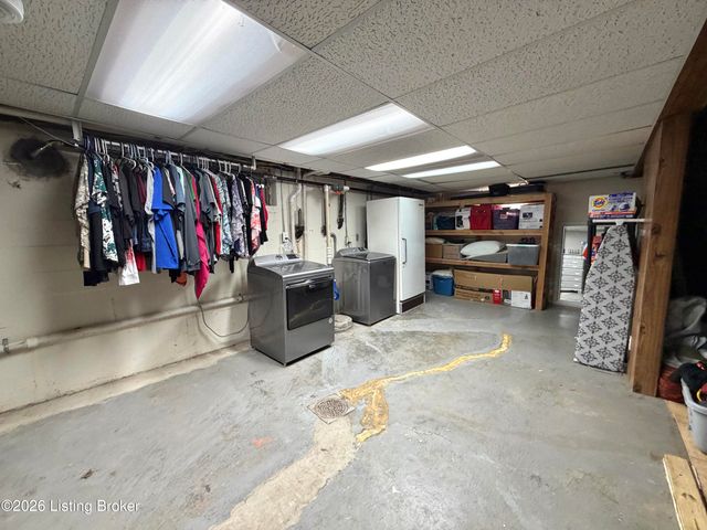 10026 Prairie Dr, Louisville, KY 40272