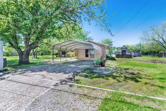 832 Cherry Street, Wolfe City, TX 75496