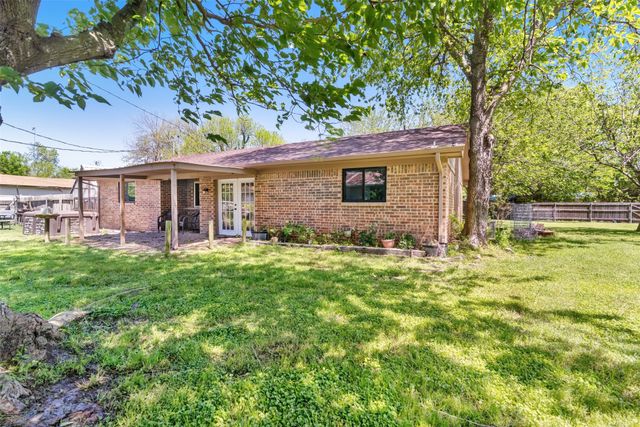 832 Cherry Street, Wolfe City, TX 75496