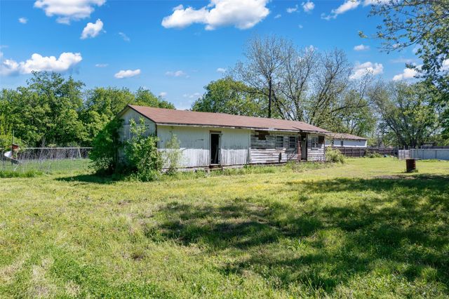 832 Cherry Street, Wolfe City, TX 75496