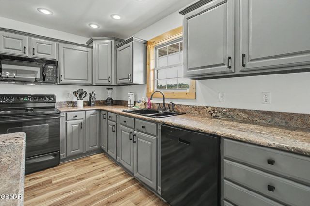 1820 Harbor Hills Lane, Dandridge, TN 37725