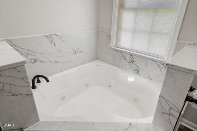 1820 Harbor Hills Lane, Dandridge, TN 37725