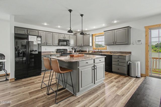 1820 Harbor Hills Lane, Dandridge, TN 37725