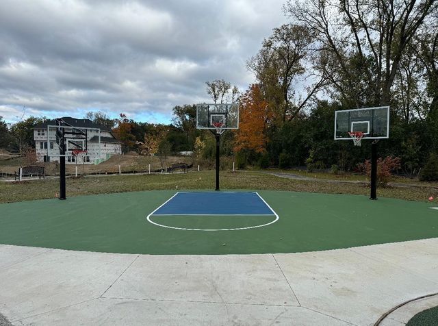 2407 Laurie Court W, Roseville, MN 55113