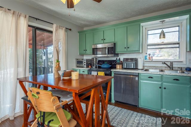 5 Three J Lane, Swannanoa, NC 28778