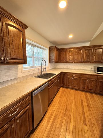 127 Silver Leaf Cir, Dickson, TN 37055