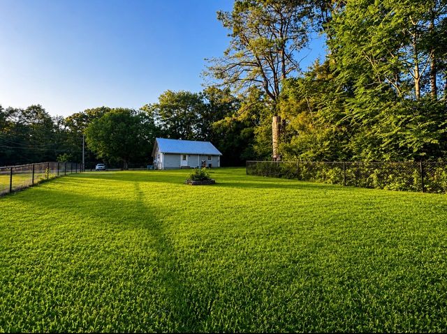 3328 Church St, Burns, TN 37029