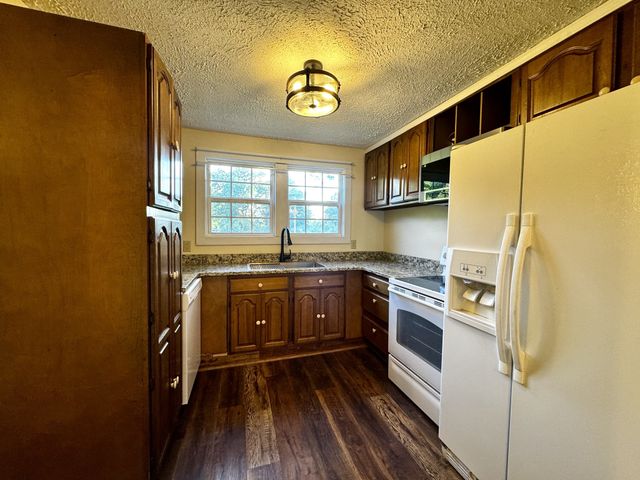 3328 Church St, Burns, TN 37029