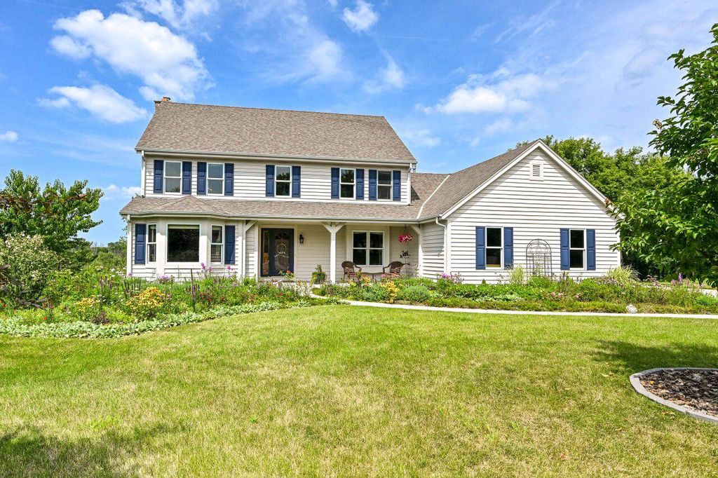 W248S6006 Deerfield CIRCLE, Waukesha, WI 53189