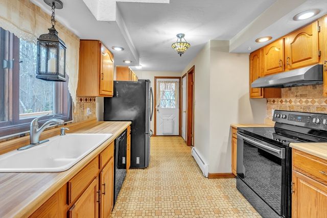 7 Hisgen Road, Holland, MA 01521