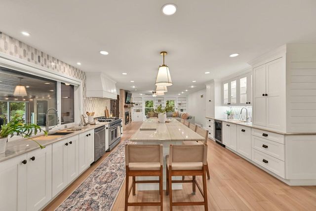 10270 N Range Line COURT, Mequon, WI 53092