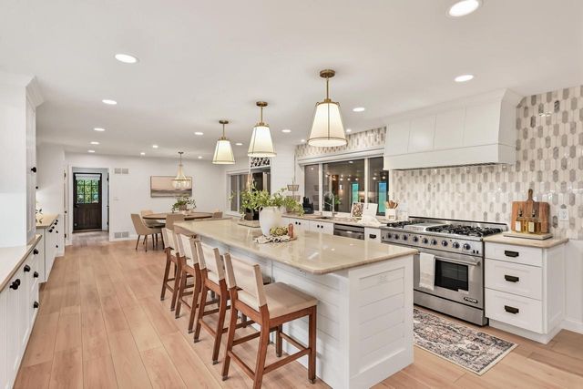 10270 N Range Line COURT, Mequon, WI 53092