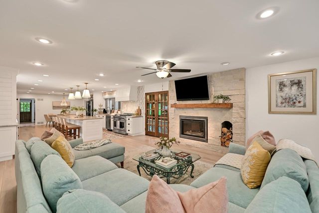 10270 N Range Line COURT, Mequon, WI 53092