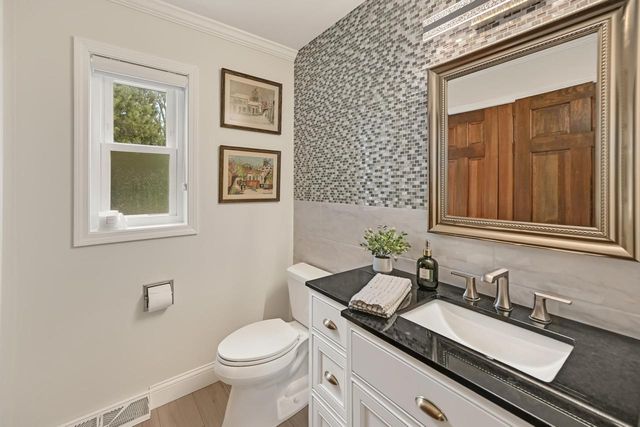 10270 N Range Line COURT, Mequon, WI 53092