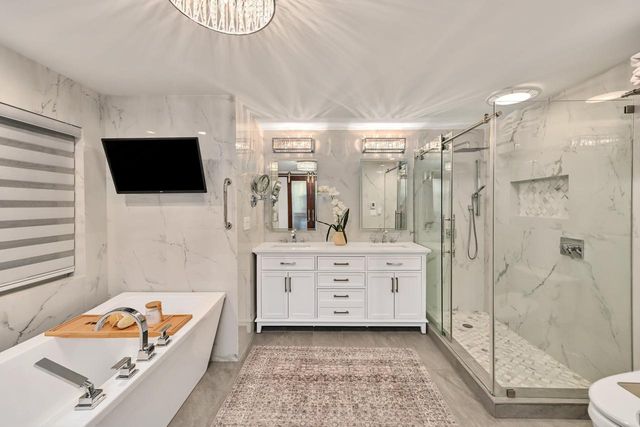10270 N Range Line COURT, Mequon, WI 53092