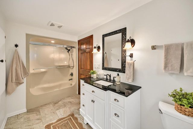 10270 N Range Line COURT, Mequon, WI 53092