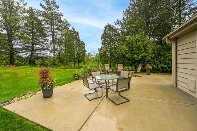 10270 N Range Line COURT, Mequon, WI 53092