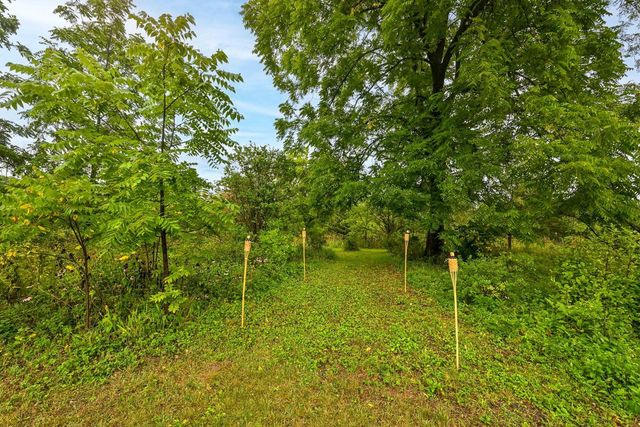 10270 N Range Line COURT, Mequon, WI 53092