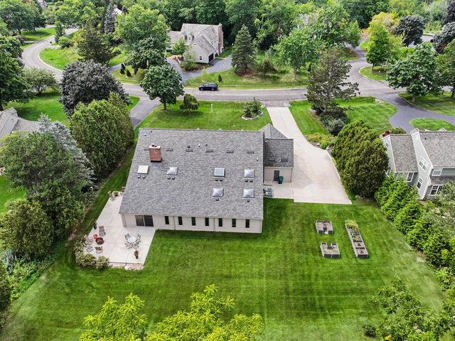 10270 N Range Line COURT, Mequon, WI 53092