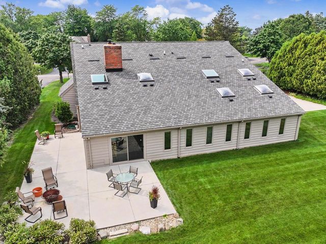 10270 N Range Line COURT, Mequon, WI 53092