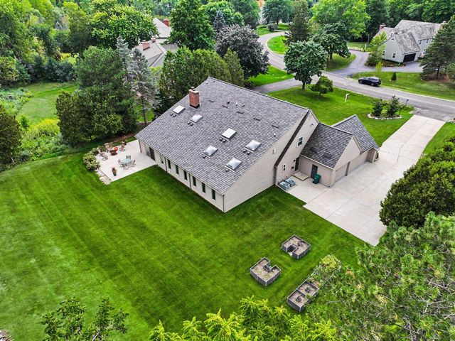 10270 N Range Line COURT, Mequon, WI 53092