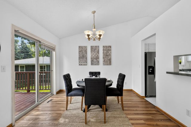 1911 Queens Drive, Woodbury, MN 55125